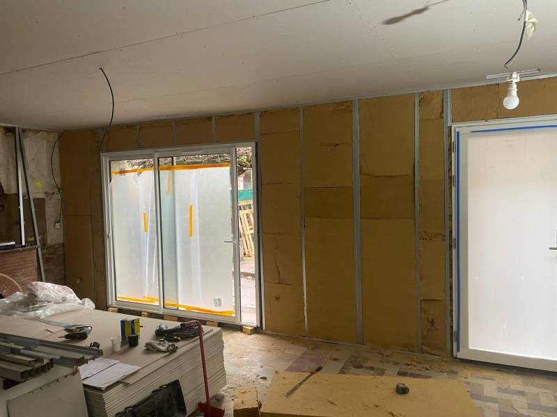 Isolation des murs périphériques d'une maison en laine de bois à Fonsorbes, près de Toulouse.